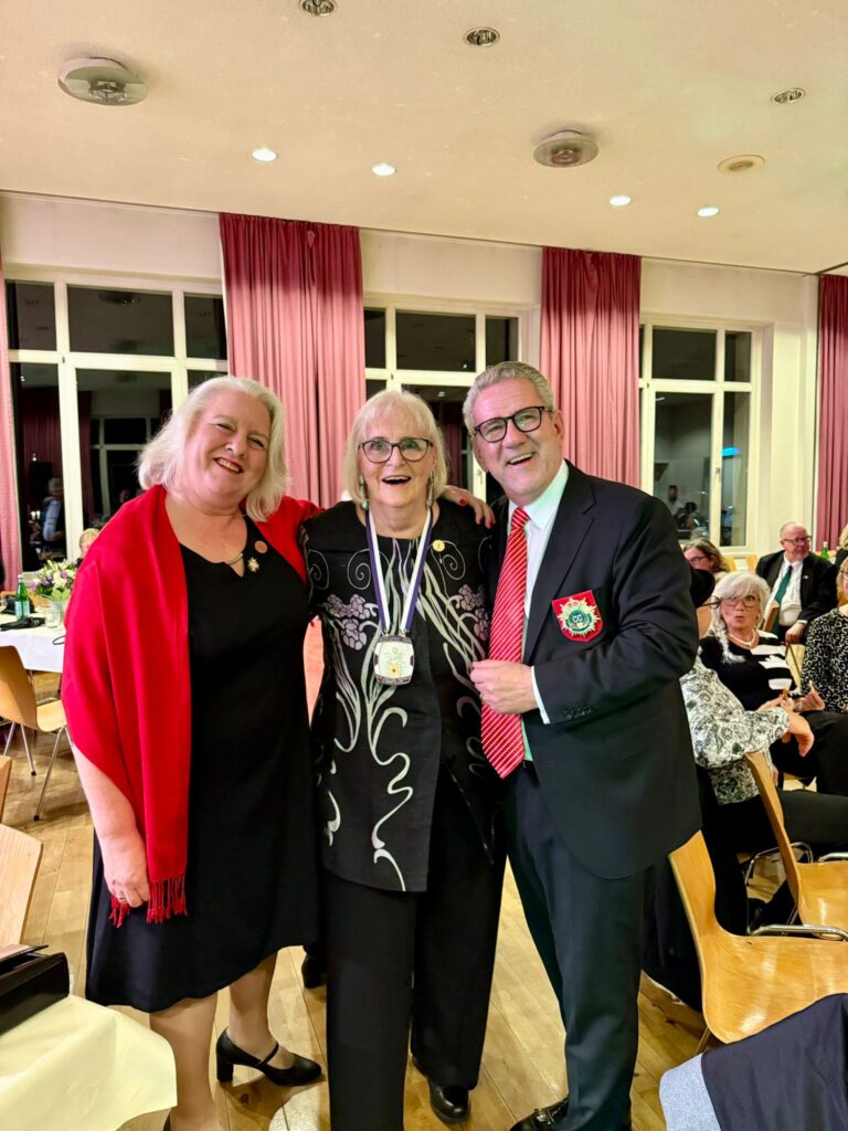 Links: Martina Funk, Mitte: Lea Wagemans Schmidt, rechts: Lothar Hörning, CC-Präsident