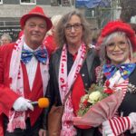 Auf dem Foto seht ihr einen Moment, der den Tag gut einfängt: links unser Vorsitzender Frank Müller, in der Mitte unsere Schirmherrin der Session Claudia Albes und rechts unsere Hoppeditzin Ute Ast – jeck, herzlich und mit frischen Blumen im Arm.