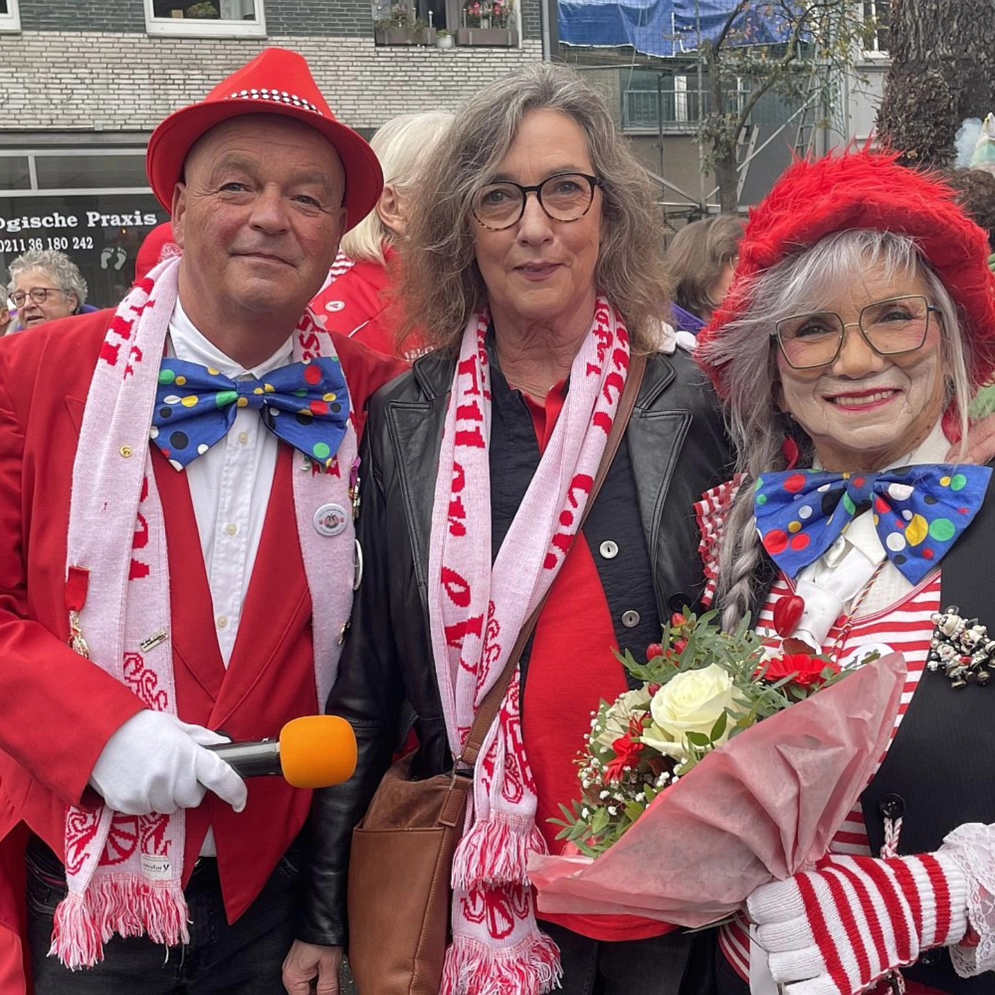 Auf dem Foto seht ihr einen Moment, der den Tag gut einfängt: links unser Vorsitzender Frank Müller, in der Mitte unsere Schirmherrin der Session Claudia Albes und rechts unsere Hoppeditzin Ute Ast – jeck, herzlich und mit frischen Blumen im Arm.