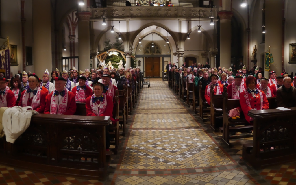 Heilige Messe in St. Gertrud Veedelszoch Mitglieder im Kirchensaal